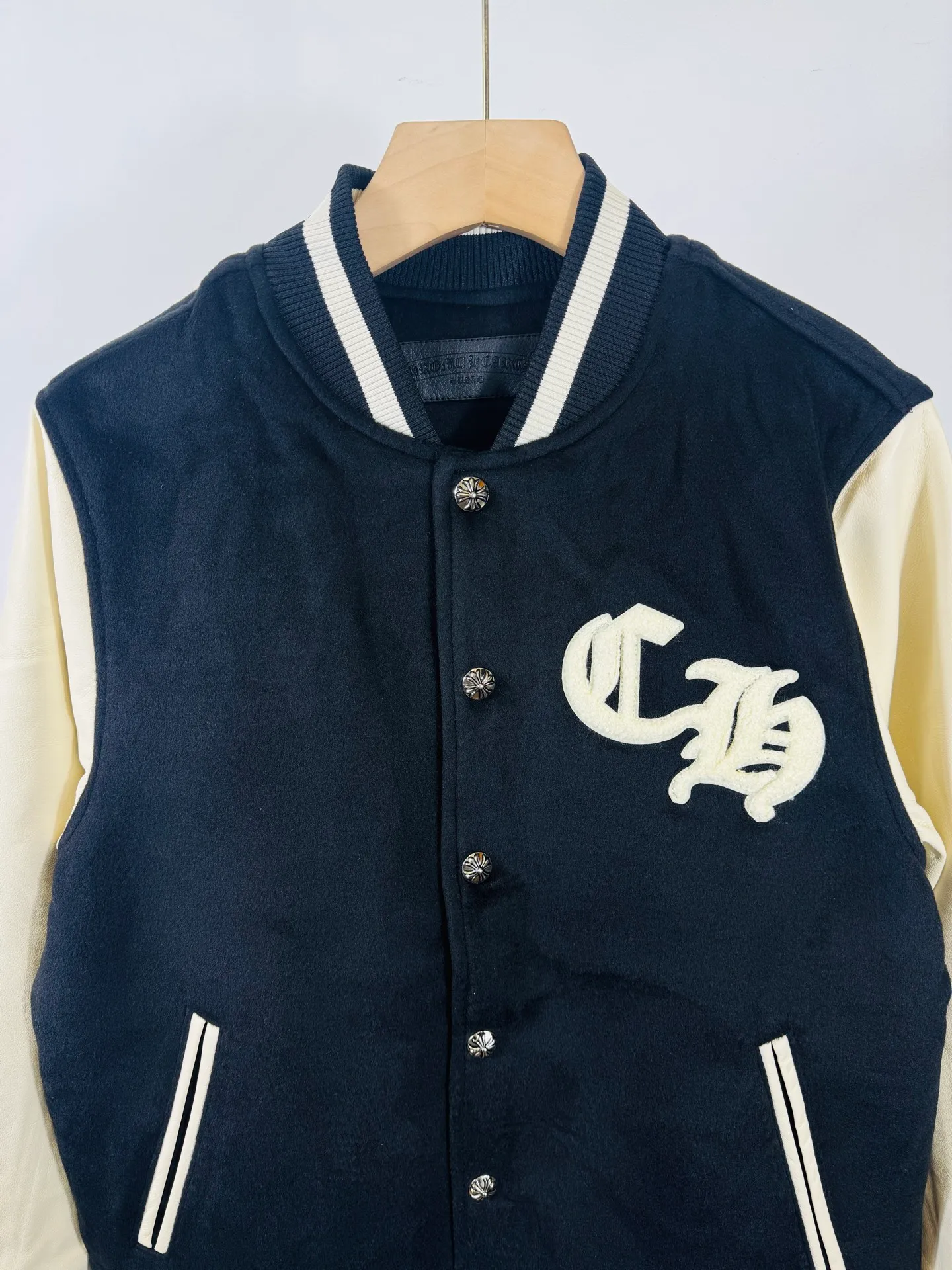 P520 top version 🐮 Real shot without P, ​​different from market products] Chrome Hearts 🍁Winter clothing is coming🍁 Sanskrit cross woolen leather sleeves spliced ​​baseball embroidered cotton jacket, heavy embroidery ➕ both sleeves and whole leather, counter synchronization, heavy industry! ! Customized version of thickened woolen fabric, silk lining, customized version of hardware, not the ordinary version on the market! ! Recommended colors: black and white color matching Code numbers: S, M, L, XL